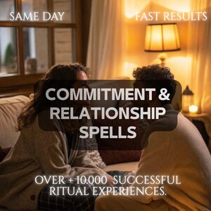 Op de afbeelding: Twee personen zitten tegenover elkaar in een schemerige kamer met warm lamplicht. Tekstoverlays lezen: SAME DAY, FAST RESULTS, COMMITMENT & RELATIONSHIP SPELLS, en OVER + 10.000 SUCCESSFUL RITUAL EXPERIENCES. De personen dragen casual gebreide kleding.