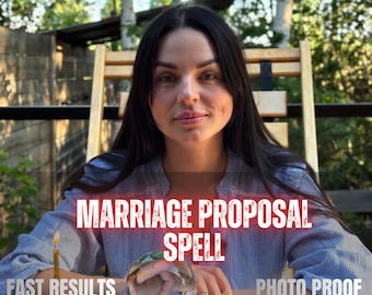 Könnte beinhalten: Eine Person mit langem dunklem Haar in einem blau-weiß gestreiften Hemd, platziert hinter einer Kristallkugel, einer brennenden Kerze und Kristallen. Textüberlagerungen zeigen SAME DAY, MARRIAGE PROPOSAL SPELL, FAST RESULTS und PHOTO PROOF.