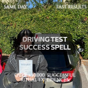 Könnte beinhalten: Eine Person hält ein hellblaues Zertifikat zur bestandenen Fahrprüfung vor einem dunkelgrauen Auto mit einem Fahrschulschild auf dem Dach. Der Text lautet SAME DAY, FAST RESULTS, DRIVING TEST SUCCESS SPELL und OVER 10,000 SUCCESSFUL RITUAL EXPERIENCES.