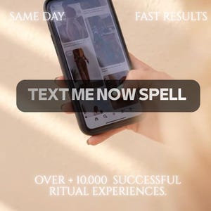 Puede incluir: Un teléfono inteligente negro que muestra un feed de redes sociales con el texto blanco SAME DAY, FAST RESULTS, TEXT ME NOW SPELL y OVER + 10.000 SUCCESSFUL RITUAL EXPERIENCES superpuesto en la pantalla y alrededor del dispositivo.