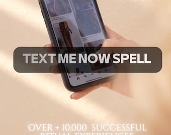 Könnte beinhalten: Ein schwarzes Smartphone zeigt einen Social-Media-Feed mit dem weißen Text SAME DAY, FAST RESULTS, TEXT ME NOW SPELL und OVER + 10.000 SUCCESSFUL RITUAL EXPERIENCES, der auf dem Bildschirm und um das Gerät auf hellem Grund liegt.