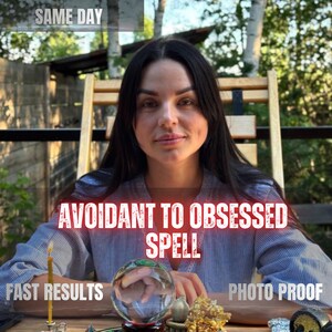 Può includere: Una persona con una camicia a righe blu e bianche siede dietro una sfera di cristallo trasparente. Il testo sull'immagine recita: SAME DAY, AVOIDANT TO OBSESSED SPELL, FAST RESULTS e PHOTO PROOF. Sono visibili una candela gialla e dei cristalli.