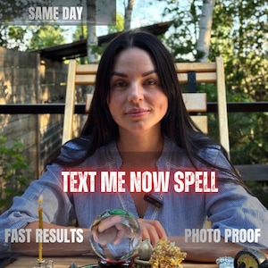 Puede incluir: Una persona de cabello oscuro largo con una camisa a rayas azules y blancas, detrás de una bola de cristal, una vela encendida y cristales amarillos. El texto dice SAME DAY, TEXT ME NOW SPELL, FAST RESULTS y PHOTO PROOF.