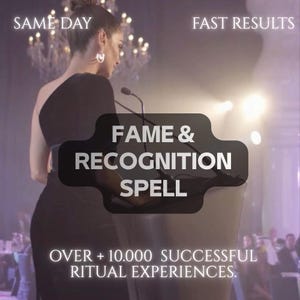 Pode incluir: Uma pessoa com um vestido preto de um ombro só está num pódio com um microfone. O texto diz: SAME DAY, FAST RESULTS, FAME & RECOGNITION SPELL, OVER + 10.000 SUCCESSFUL RITUAL EXPERIENCES. O cenário é uma sala escura com um candelabro.