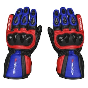 Könnte beinhalten: Ein Paar Motorradhandschuhe aus schwarzem, rotem und blauem Leder. Die Handschuhe verfügen über schwarze Knöchelprotektoren, blaue Fingerakzente und das Honda-Logo in Weiß an der Außenseite. Die Stulpen zeigen das CBR Fireblade-Logo in Weiß.