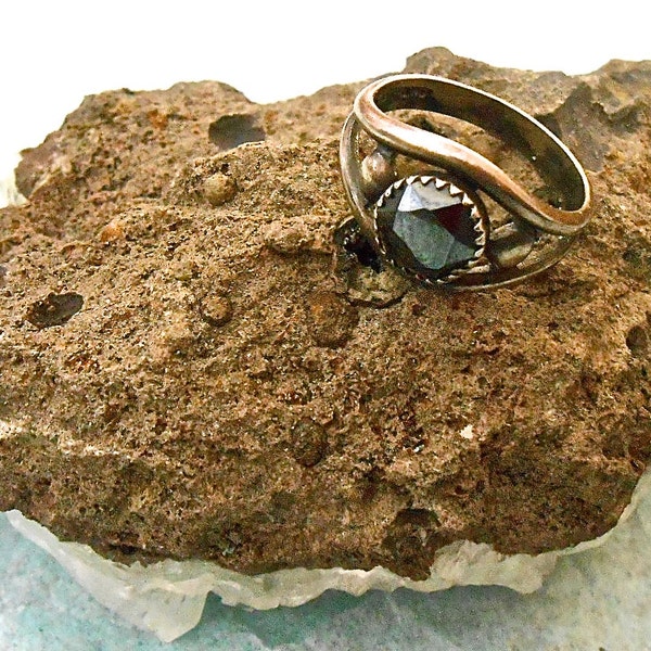 Vintage Hematite Ring 5.5 Silver 925 Round Stone Saw Tooth Setting Split Shank