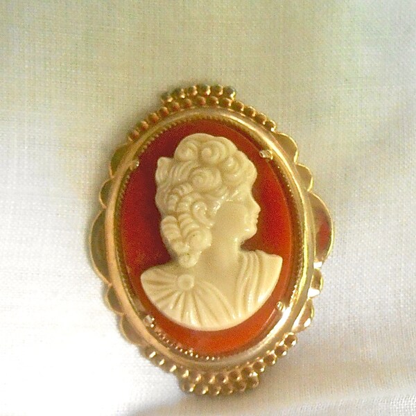 Vintage Cameo Brooch Gold Tone 4 Prong Setting Costume Jewelry Lightweight Scalloped and Beading Edge