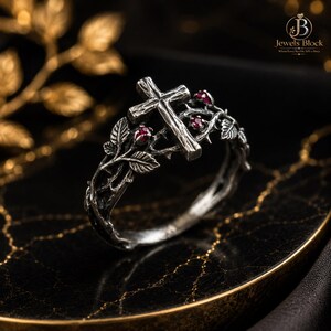Anillo de plata de ley con cruz y rosa, joyería gótica floral llamativa.
