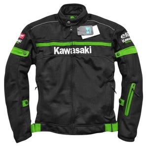 Può includere: Una giacca da moto nera con strisce orizzontali verde brillante e il logo Kawasaki bianco sul petto. La giacca presenta un colletto alto, maniche lunghe con dettagli verdi, tasche con cerniera e cinturini regolabili in vita e sulle braccia.