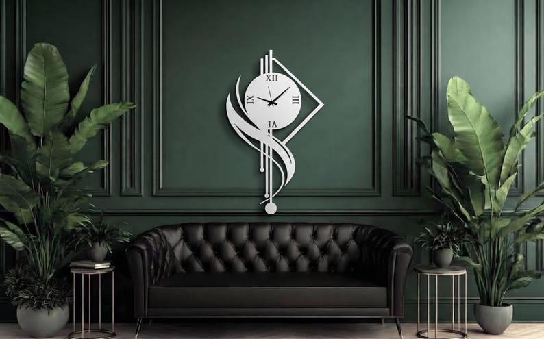 K&ouml;nnte beinhalten: Eine wei&szlig;e Wanduhr mit einem runden Zifferblatt, schwarzen r&ouml;mischen Ziffern und Zeigern, montiert auf einem geometrischen Rahmen mit vertikalen Linien und einem geschwungenen, blattartigen Element, das in einem Pendelgewicht endet.