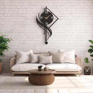Può includere: Un orologio da parete nero con quadrante circolare, lancette dorate e numeri romani. L'orologio presenta una cornice geometrica astratta e allungata con linee verticali e un design curvo che si estende verso il basso fino a un pendolo circolare.