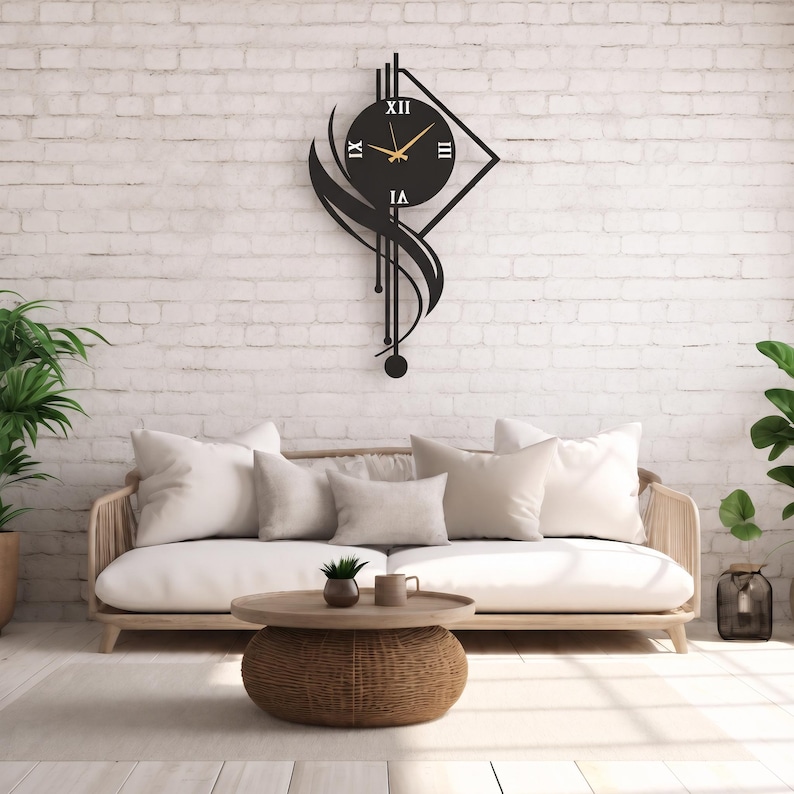 K&ouml;nnte beinhalten: Eine schwarze Wanduhr mit rundem Zifferblatt, goldenen Zeigern und r&ouml;mischen Ziffern. Die Uhr hat einen l&auml;nglichen, abstrakt-geometrischen Rahmen mit vertikalen Linien und einem geschwungenen Design, das in einem runden Pendelgewicht endet.