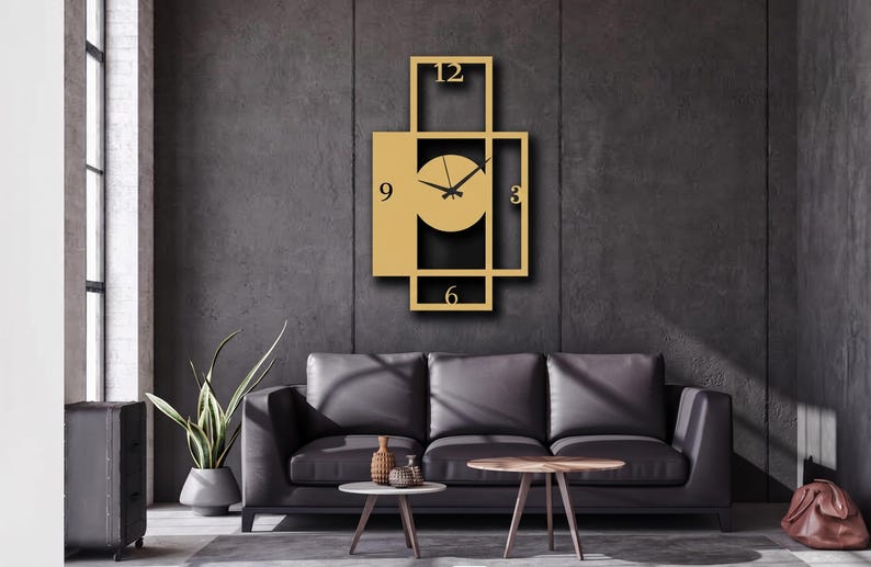 Pu&ograve; includere: Un orologio da parete rettangolare con una cornice in metallo dorato dal design geometrico aperto. Il quadrante &egrave; circolare con lancette nere e i numeri neri 3, 6, 9 e 12 posizionati ai punti cardinali della struttura della cornice.