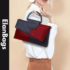 Peut inclure: Un sac à main structuré composé d'une matière noire texturée semblable à du cuir et d'un panneau contrastant rouge foncé avec un motif façon peau de serpent. Le sac présente une poignée supérieure semi-circulaire et le texte ElanBags imprimé.