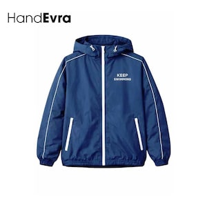 Veste de natation bleue Keep Swimming, sweat à capuche bleu inspiré de BTS, veste unisexe faite main, tenue de fan de K-Pop, streetwear en mélange de coton