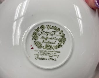 Set da tè con tazza e piattino Ridgway Staffordshire Indian Tree, con motivo floreale in porcellana fine, Inghilterra.