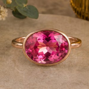 Frieriring med hel bezel-infattning för henne, ovalslipad rosa rubin-årsdagsring, förlovningsring i 14 karat massivt roséguld, East West-födelsestensring