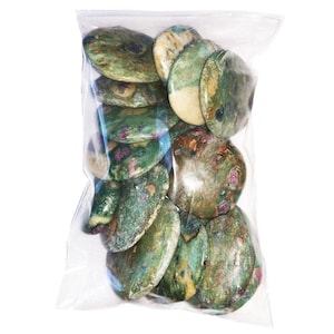 Peut inclure: Un sachet en plastique transparent contenant plusieurs pierres polies, rondes et plates. Les pierres présentent un aspect tacheté dans des tons vert forêt, olive et crème, rehaussées par de petites inclusions distinctes magenta et violet foncé.