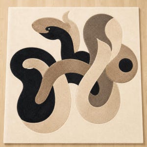 Puede incluir: Una alfombra cuadrada con un diseño abstracto y entrelazado de formas orgánicas curvas en tonos negro, marrón oscuro, marrón claro y beige. La superficie tiene una textura de mechones y la composición crea un aspecto fluido y superpuesto.