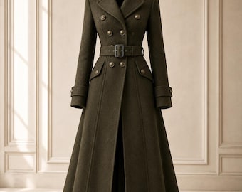 Cappotto invernale lungo da donna in vera lana, colore oliva, doppiopetto, con cintura e taglio svasato.