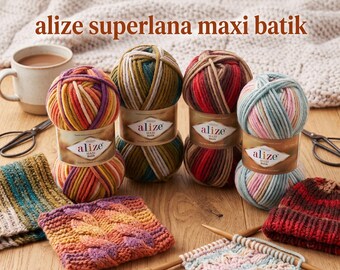 以下が含まれることがあります： 紙ラベルが付いた、様々なマルチカラーのAlize Superlana Maxi Batik毛糸玉4個。木製のテーブルの上には、編み地のサンプル、小さな帽子、木製の編み針、ハサミが置かれています。