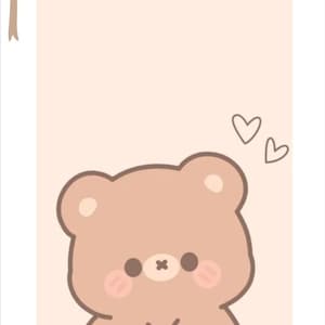 Può includere: Una carta rettangolare con sfondo beige chiaro e un fiocco di nastro marrone nell'angolo in alto a sinistra. Un orso dei cartoni animati marrone con orecchie rotonde, occhi marrone scuro, un piccolo naso a croce e guance rosa è centrato con due cuori.