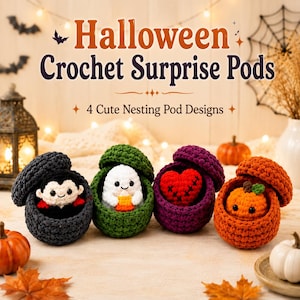 Puede incluir: Cuatro cápsulas de ganchillo con temática de Halloween. Las cápsulas son gris oscuro, verde, morado y naranja. Dentro hay un vampiro, un fantasma con un dulce, un corazón rojo con puntadas negras y una pequeña calabaza. Texto: Halloween Crochet Surprise Pods.