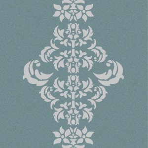 Könnte beinhalten: Ein weißes Damastmuster auf hellblauem Hintergrund. Das Muster ist symmetrisch und zeigt komplizierte florale Designs.