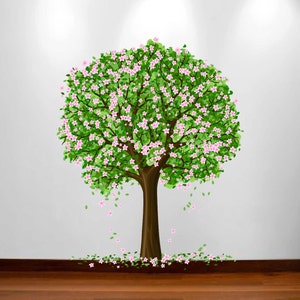 Op de afbeelding: Een groene boom met roze bloemen en bruine takken. De boom staat tegen een witte muur met een bruine vloer.