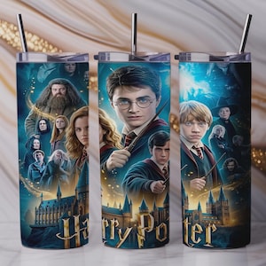 Może przedstawiać: Trzy cylindryczne kubki z metalowymi słomkami, ozdobione grafiką przedstawiającą postacie z Harry'ego Pottera oraz zamek Hogwart. Wzór obejmuje Harry'ego, Rona, Hermionę i inne postacie na niebieskim tle z napisem Harry Potter.