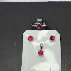 Conjunto de joyas con rubí cultivado en laboratorio / Anillo, pendientes y colgante de plata 925