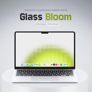 Op de afbeelding: Een zilveren laptop met een matglazen achtergrond met een groene cirkelvormige gradiënt. De tekst erboven luidt FROSTED GLASS WALLPAPER PACK, Glass Bloom en 24 Wallpapers - 8K Resolution. Het scherm toont een standaard dock met iconen.