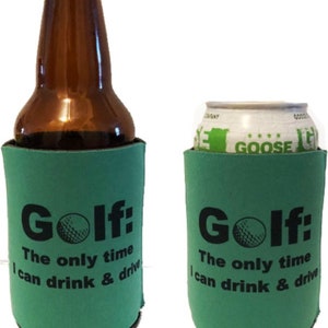 K&ouml;nnte beinhalten: Gr&uuml;ne Schaumstoff-Getr&auml;nke- und Flaschenk&uuml;hler mit dem Aufdruck "Golf: The only time I can drink & drive". Der Dosenk&uuml;hler enth&auml;lt eine wei&szlig;e Dose und der Flaschenk&uuml;hler eine braune Glasflasche.
