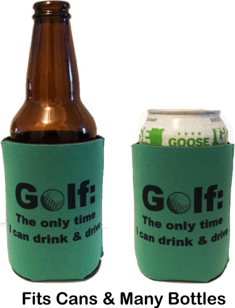 K&ouml;nnte beinhalten: Gr&uuml;ne Schaumstoff-Getr&auml;nke- und Flaschenk&uuml;hler mit dem Aufdruck "Golf: The only time I can drink & drive". Der Dosenk&uuml;hler enth&auml;lt eine wei&szlig;e Dose und der Flaschenk&uuml;hler eine braune Glasflasche.
