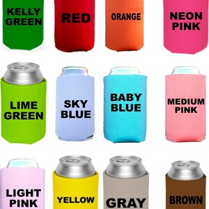 K&ouml;nnte beinhalten: Zw&ouml;lf verschiedene farbige Getr&auml;nkedosenk&uuml;hler mit verschiedenen Farbnamen darauf gedruckt. Die Farben umfassen Kellygr&uuml;n, Rot, Orange, Neonpink, Limettengr&uuml;n, Himmelblau, Babyblau, Mittelrosa, Hellrosa, Gelb, Grau und Braun.