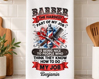 Könnte beinhalten: Ein weißes Küchentuch mit Waffelstruktur und einer Grafik aus Barbiersäule, Schere und Kamm. Der Text lautet: BARBER THE HARDEST PART OF MY JOB IS BEING NICE TO PEOPLE WHO THINK THEY KNOW HOW TO DO MY JOB, ergänzt durch den Namen Benjamin.