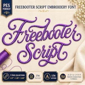 Puede incluir: Un diseño de fuente de bordado digital titulado Freebooter Script, con letras cosidas en color púrpura sobre un fondo de tela beige. La imagen incluye etiquetas de texto para el formato PES, 3 tamaños de 3,48 cm, 3,81 cm y 5,08 cm, 256 archivos y 156 letras.