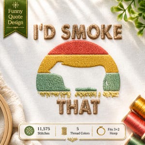 Puede incluir: Un diseño de bordado sobre tela blanca con el texto I'D SMOKE THAT en hilo marrón. Un gráfico central muestra un motivo de atardecer en rojo, amarillo y verde con la silueta de un oso. Una etiqueta indica 11,575 puntadas y un bastidor de 7,6x5,1 cm.