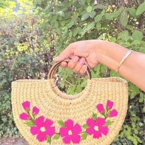 Avaniche Handwoven Reed Grass Handbag | 11 Inches | Floral Embroidered Straw Tote, Wooden Handles image 2