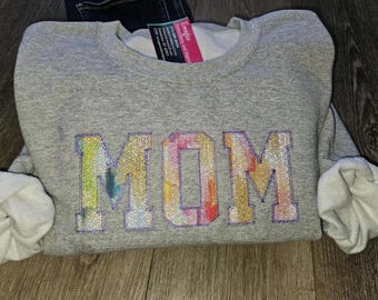 Mom Quilted Applique Sweatshirt – Embroidered Pastel Mother’s Day Crewneck Gift for Mom