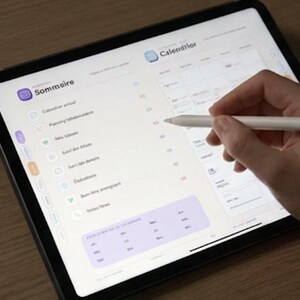 Peut inclure: Une tablette numérique affichant une interface de planificateur sur fond clair, avec un menu intitulé Sommaire et une section calendrier. Un stylet blanc est positionné sur l'écran, qui comprend divers éléments de liste et une vue mensuelle.