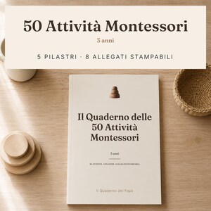 Può includere: Un libro beige intitolato Il Quaderno delle 50 Attività Montessori con una piccola icona marrone di forme impilate sulla copertina. Il testo include 3 anni, 50 Attività Montessori, 5 pilastri e 8 allegati stampabili. Il libro è su una superficie in legno.