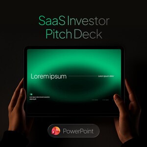 Può includere: Un tablet che mostra una presentazione digitale con uno sfondo a gradiente verde e il testo "SaaS Investor Pitch Deck" in alto. Lo schermo mostra "Lorem ipsum" in testo bianco, con un'icona del logo PowerPoint al centro in basso.