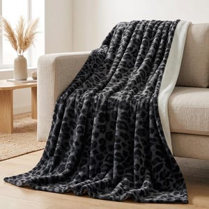 Tecknad leopardmönstrad flanellfilt, mjuk och lätt bäddsoffdekoration