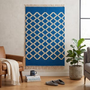Handgewebter Kelim-Teppich aus Wolle | Azurblaues Gittermuster (89 x 160 cm)