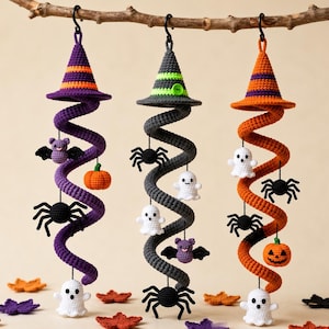 Può includere: Tre decorazioni a spirale all'uncinetto da appendere con cappelli da strega viola, grigi e arancioni. Ogni spirale è decorata con piccole figure all'uncinetto tra cui fantasmi bianchi, ragni neri, pipistrelli viola e zucche arancioni.