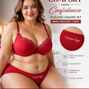 Può includere: Un completo intimo rosso composto da un reggiseno con bordo in pizzo e slip abbinati. Il testo COMFORT meets Confidence PLUS SIZE LINGERIE SET MADE FOR EVERY CURVE è visibile. Lo slip presenta la scritta Custom logo in corsivo bianco.