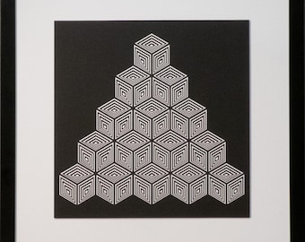 Pirámide escalonada: 10 capas de cartulina cortada con precisión, superpuestas a mano, encuadernadas y montadas (30 x 30 cm).