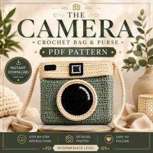 Puede incluir: Un bolso de ganchillo con forma de cámara, cuerpo verde salvia, parte superior y correa color crema, y un gran objetivo circular negro. El texto dice THE CAMERA CROCHET BAG & PURSE PDF PATTERN, INSTANT DOWNLOAD, STEP-BY-STEP INSTRUCTIONS, DETAILED PHOTOS, EASY TO FOLLOW, INTERMEDIATE LEVEL.
