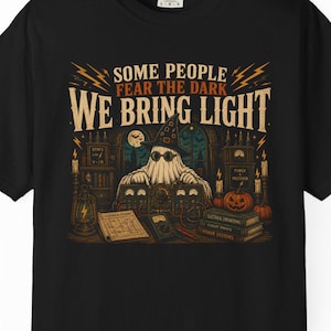„Wir bringen Licht“-Shirt für Elektrotechniker, Zauberer-Geist-T-Shirt für das Stromnetzlabor, „Manche Menschen fürchten die Dunkelheit“-Shirt, gruseliges Halloween-Geschenk für Elektrotechniker
